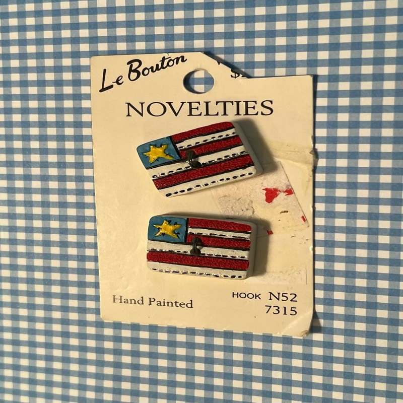 Novelty buttons - flag
