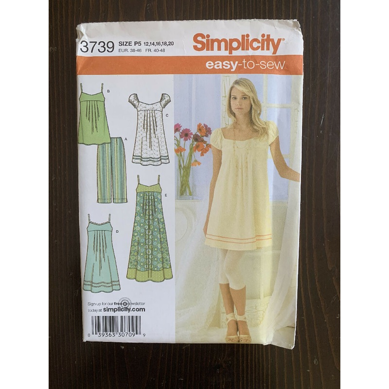 Simplicity 3739 Misses' Petite Dress